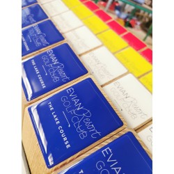 marque en bois et adhésif en résine coulée